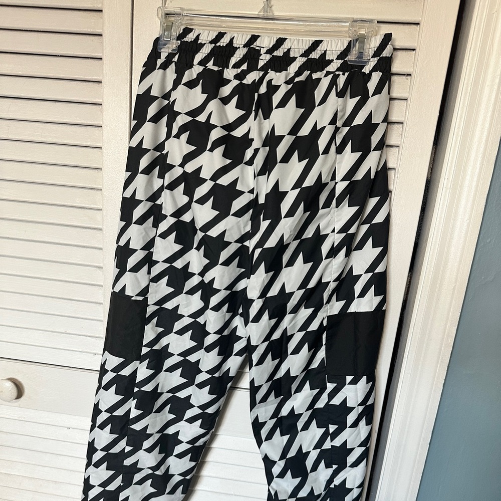 NEW PUMA Stylish Black and White Houndstooth Athletic Windbreaker Joggers - Picture 9 of 16